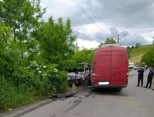 FOTO. Accident între un microbuz și o autoutilitară în Cluj, cu 4 VICTIME